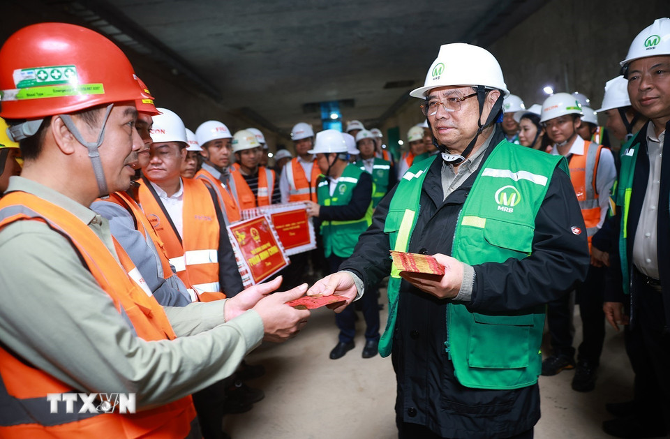 Thủ tướng Phạm Minh Chính thăm, chúc Tết các đơn vị thi công Dự án tuyến đường sắt đô thị số 3, đoạn Nhổn-Ga Hà Nội. (Ảnh: Dương Giang/TTXVN)
