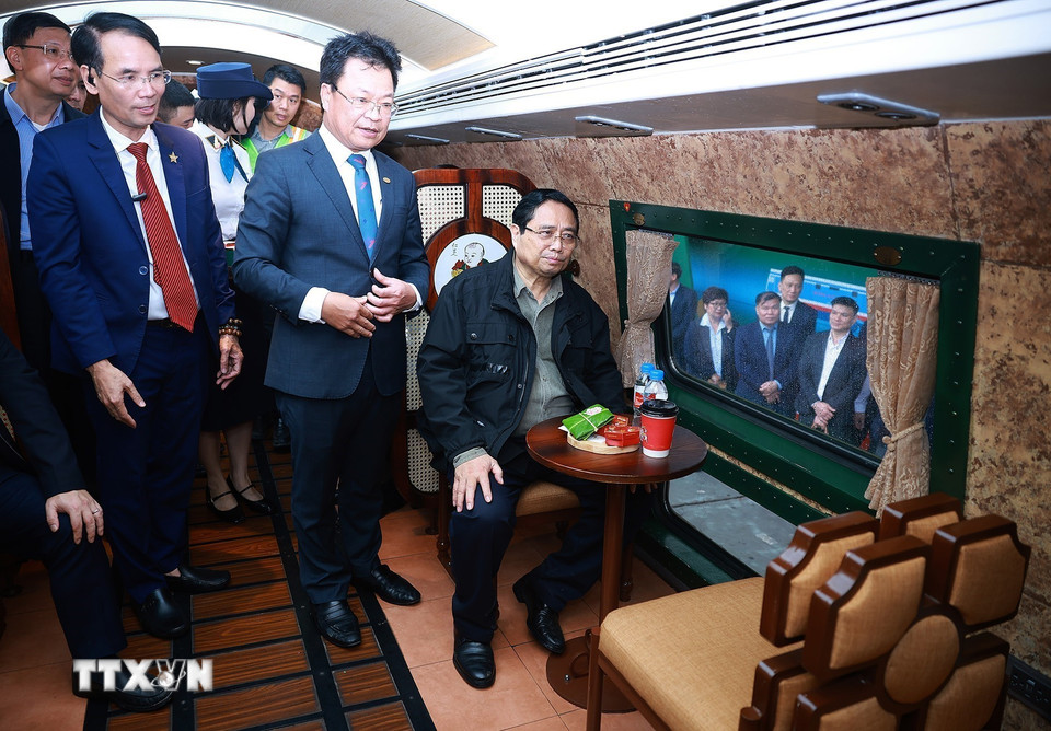 Thủ tướng Phạm Minh Chính đến thăm, chúc Tết và kiểm tra công tác phục vụ hành khách tại Ga Hà Nội. (Ảnh: Dương Giang/TTXVN)