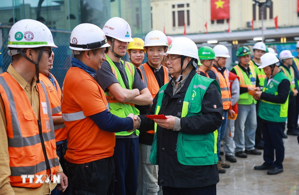 Thủ tướng Phạm Minh Chính thăm, chúc Tết các đơn vị thi công Dự án tuyến đường sắt đô thị số 3, đoạn Nhổn-Ga Hà Nội. (Ảnh: Dương Giang/TTXVN)