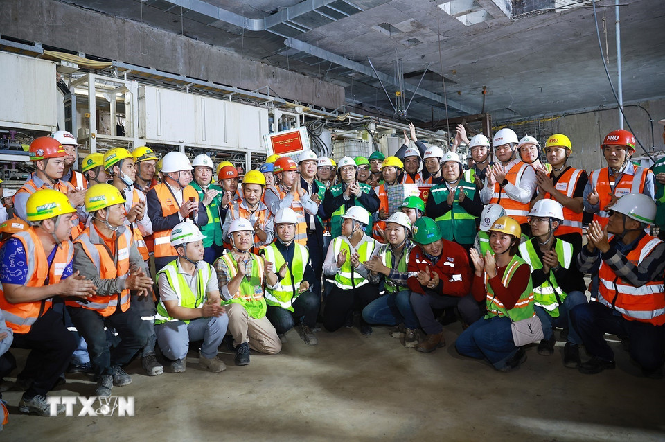 Thủ tướng Phạm Minh Chính thăm, chúc Tết các đơn vị thi công Dự án tuyến đường sắt đô thị số 3, đoạn Nhổn-Ga Hà Nội. (Ảnh: Dương Giang/TTXVN)