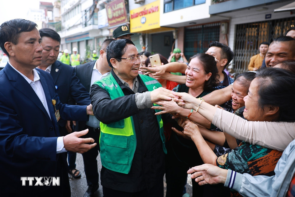 Thủ tướng Phạm Minh Chính thăm, chúc Tết nhân dân khu vực Dự án tuyến đường sắt đô thị số 3, đoạn Nhổn-Ga Hà Nội. (Ảnh: Dương Giang/TTXVN)