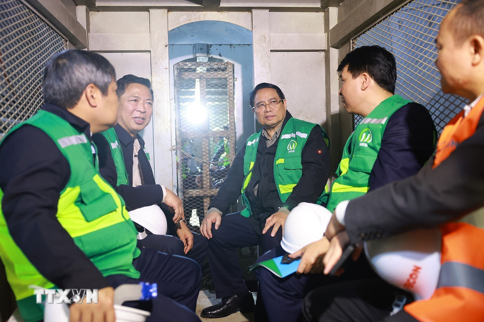Thủ tướng Phạm Minh Chính kiểm tra hiện trường thi công Dự án tuyến đường sắt đô thị số 3, đoạn Nhổn-Ga Hà Nội. (Ảnh: Dương Giang/TTXVN)
