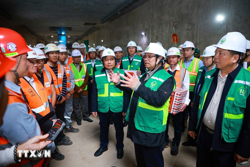 Thủ tướng Phạm Minh Chính thăm, chúc Tết các đơn vị thi công Dự án tuyến đường sắt đô thị số 3, đoạn Nhổn-Ga Hà Nội. (Ảnh: Dương Giang/TTXVN)
