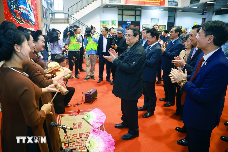 Thủ tướng Phạm Minh Chính đến thăm, chúc Tết và kiểm tra công tác phục vụ hành khách tại Ga Hà Nội. (Ảnh: Dương Giang/TTXVN)