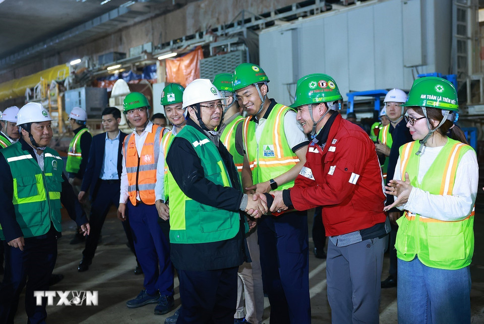 Thủ tướng Phạm Minh Chính thăm, chúc Tết và giao nhiệm vụ cho các đơn vị thi công Dự án tuyến đường sắt đô thị số 3, đoạn Nhổn-Ga Hà Nội. (Ảnh: Dương Giang/TTXVN)