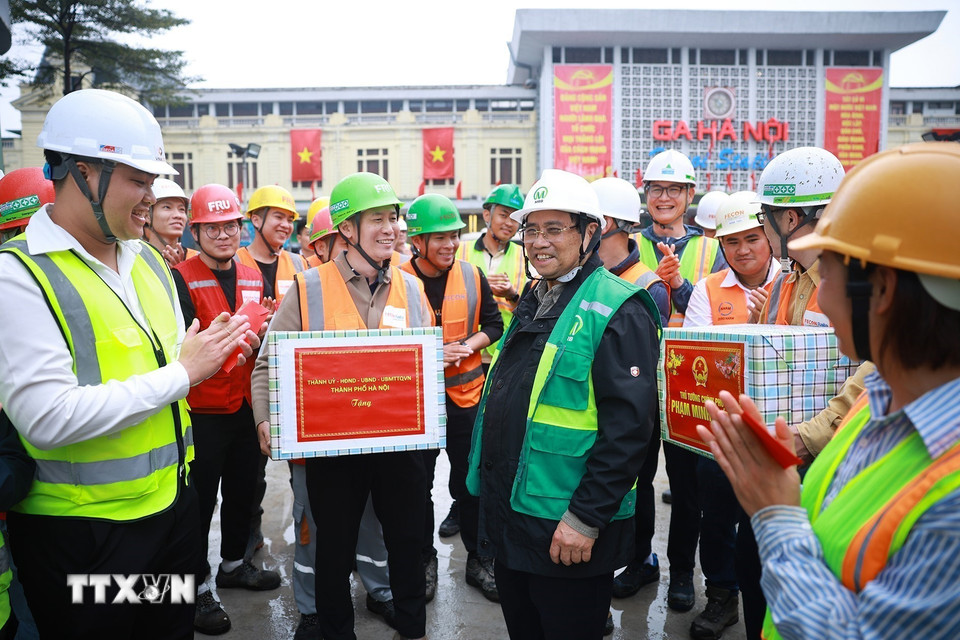 Thủ tướng Phạm Minh Chính thăm, chúc Tết các đơn vị thi công Dự án tuyến đường sắt đô thị số 3, đoạn Nhổn-Ga Hà Nội. (Ảnh: Dương Giang/TTXVN)