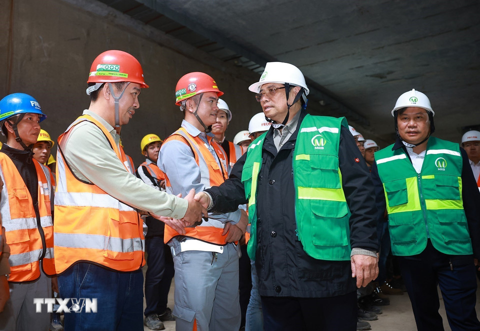 Thủ tướng Phạm Minh Chính thăm, chúc Tết các đơn vị thi công Dự án tuyến đường sắt đô thị số 3, đoạn Nhổn-Ga Hà Nội. (Ảnh: Dương Giang/TTXVN)
