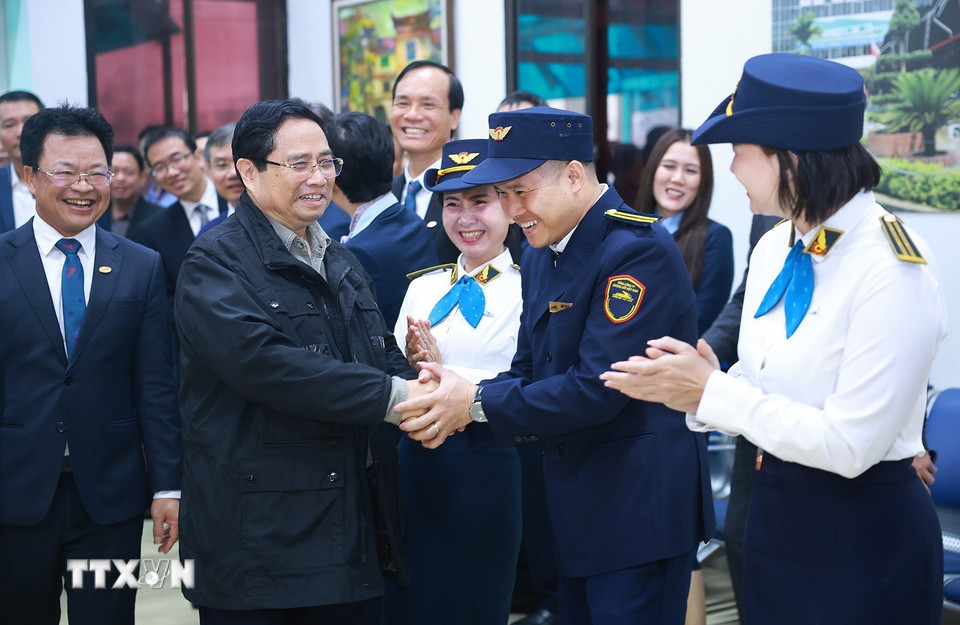 Thủ tướng Phạm Minh Chính đến thăm, chúc Tết và kiểm tra công tác phục vụ hành khách tại Ga Hà Nội. (Ảnh: Dương Giang/TTXVN)