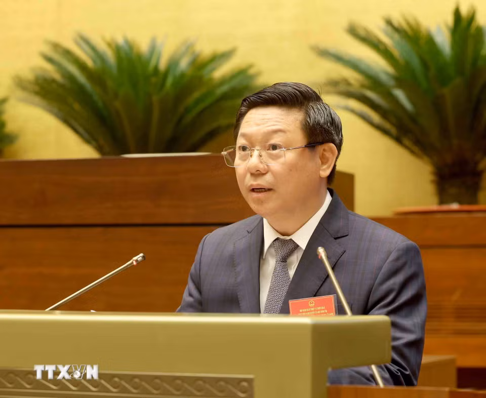 Đồng chí Trần Thanh Lâm, Ủy viên Trung ương Đảng, Phó Trưởng ban Tuyên giáo và Dân vận Trung ương thông qua chương trình hội nghị. (Ảnh: Phương Hoa/TTXVN)