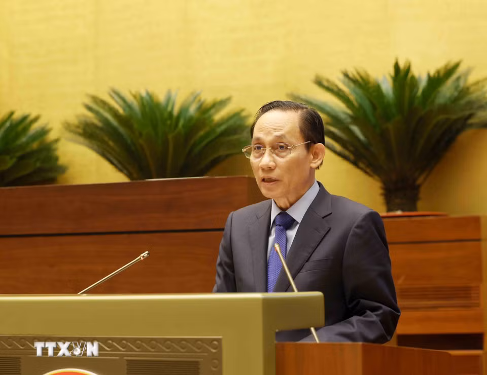 Đồng chí Lê Hoài Trung, Ủy viên Bộ Chính trị, Bộ trưởng Bộ Ngoại giao trình bày nội dung cơ bản của Nghị quyết số 06- NQ/TW. (Ảnh: Phương Hoa/TTXVN)