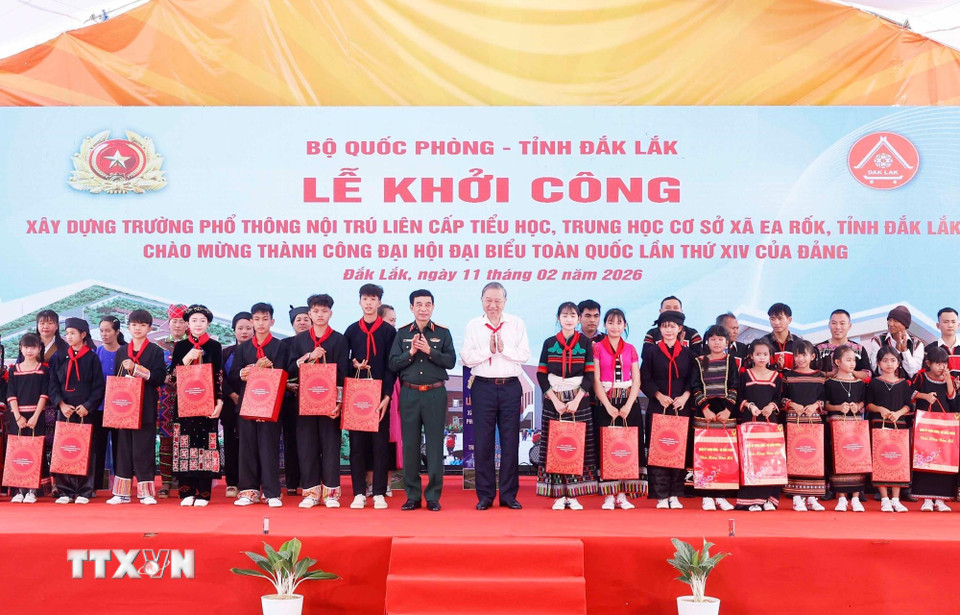 Tổng Bí thư Tô Lâm tặng quà cho học sinh. (Ảnh: Thống Nhất/TTXVN)