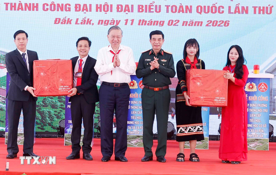 Tổng Bí thư Tô Lâm tặng quà cho xã Ea Rốk và nhà trường. (Ảnh: Thống Nhất/TTXVN)