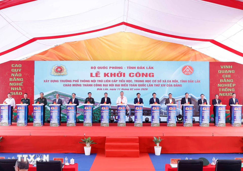 Tổng Bí thư Tô Lâm và các đại biểu phát lệnh khởi công xây dựng Trường Phổ thông nội trú liên cấp Tiểu học, Trung học cơ sở xã Ea Rốk (tỉnh Đắk Lắk). (Ảnh: Thống Nhất/TTXVN)