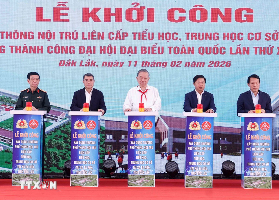 Tổng Bí thư Tô Lâm và các đại biểu phát lệnh khởi công xây dựng Trường Phổ thông nội trú liên cấp Tiểu học, Trung học cơ sở xã Ea Rốk (tỉnh Đắk Lắk). (Ảnh: Thống Nhất/TTXVN)