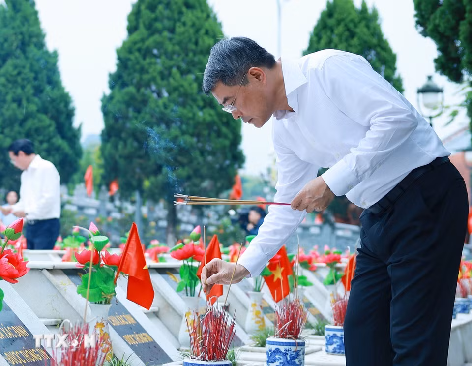 Thủ tướng Lê Minh Hưng thắp hương phần mộ liệt sỹ tại Nghĩa trang Liệt sỹ quốc gia Vị Xuyên (tỉnh Tuyên Quang). (Ảnh: Dương Giang/TTXVN)
