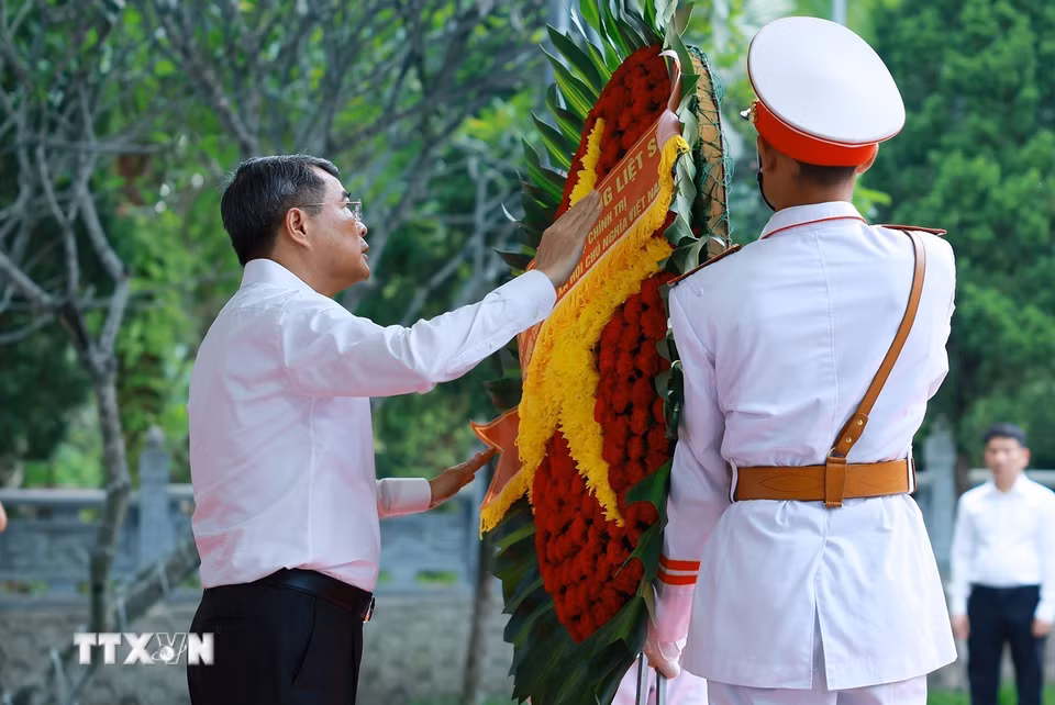 Thủ tướng Lê Minh Hưng dâng hương, hoa tưởng niệm các Anh hùng, liệt sỹ tại Nghĩa trang Liệt sỹ quốc gia Vị Xuyên (tỉnh Tuyên Quang). (Ảnh: Dương Giang/TTXVN)