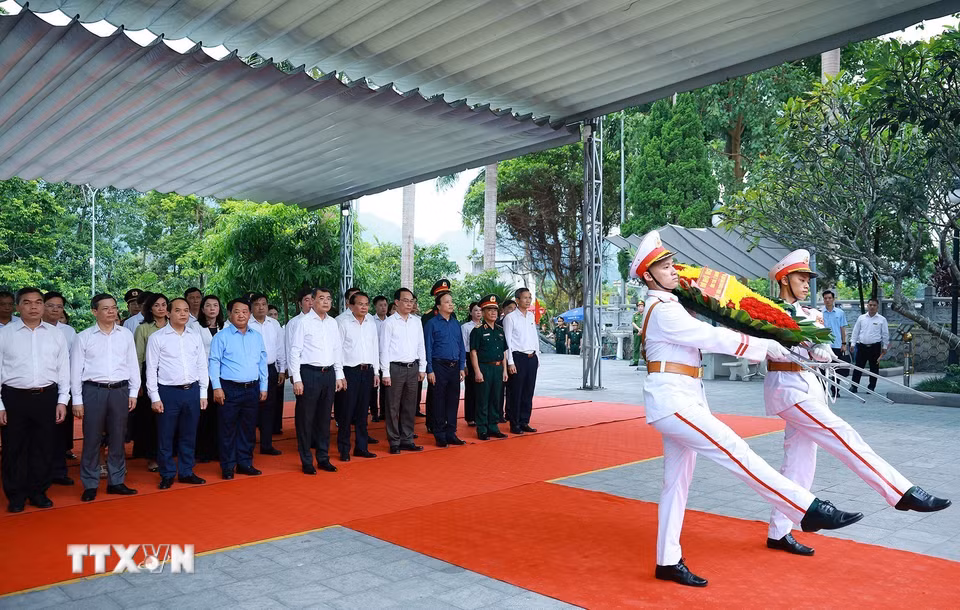 Thủ tướng Lê Minh Hưng dâng hương, hoa tưởng niệm các Anh hùng liệt sỹ tại Nghĩa trang Liệt sỹ quốc gia Vị Xuyên (tỉnh Tuyên Quang). (Ảnh: Dương Giang/TTXVN)