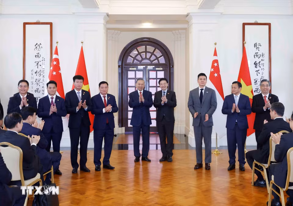 Tổng Bí thư, Chủ tịch nước Tô Lâm và Thủ tướng Singapore Lawrence Wong chứng kiến lễ trao các văn kiện hợp tác giữa hai nước. (Ảnh: Thống Nhất/TTXVN)