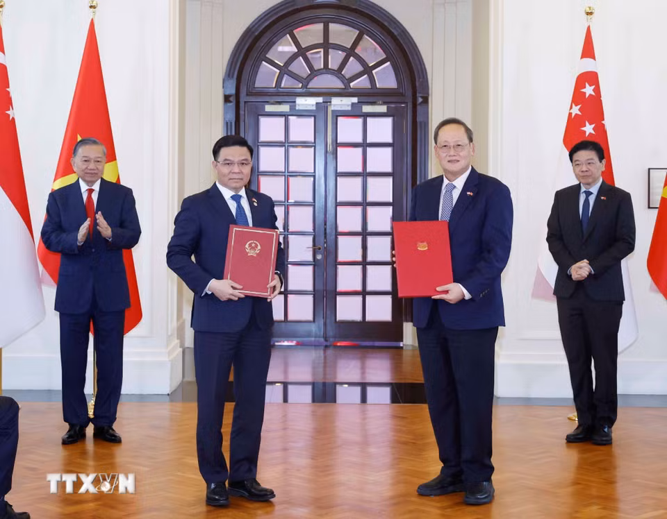 Tổng Bí thư, Chủ tịch nước Tô Lâm và Thủ tướng Singapore Lawrence Wong chứng kiến lễ trao các văn kiện hợp tác giữa hai nước. (Ảnh: Thống Nhất/TTXVN)