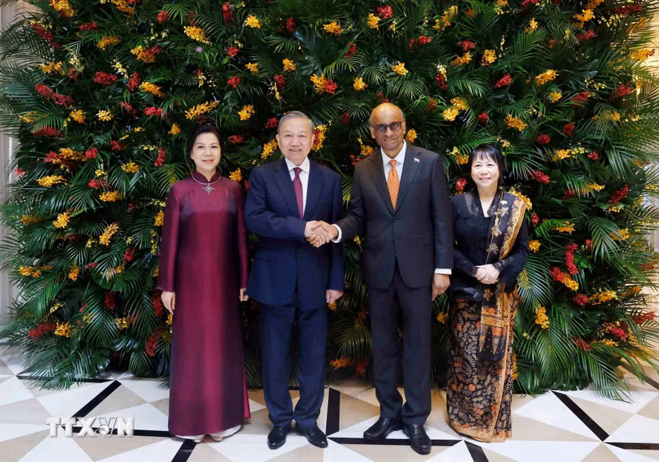 Tổng Bí thư, Chủ tịch nước Tô Lâm và Phu nhân cùng Tổng thống Singapore Tharman Shanmugaratnam và Phu nhân chụp ảnh chung. (Ảnh: Thống Nhất/TTXVN)