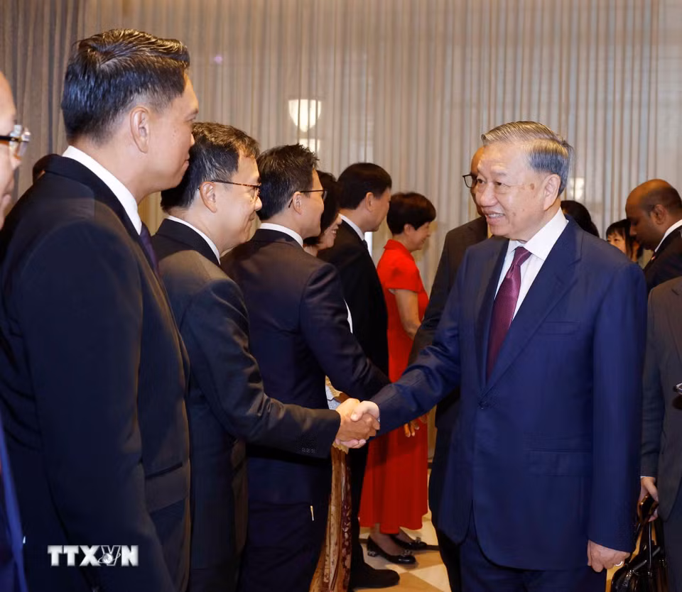 Tổng Bí thư, Chủ tịch nước Tô Lâm và Tổng thống Singapore Tharman Shanmugaratnam với các đại biểu. (Ảnh: Thống Nhất/TTXVN)