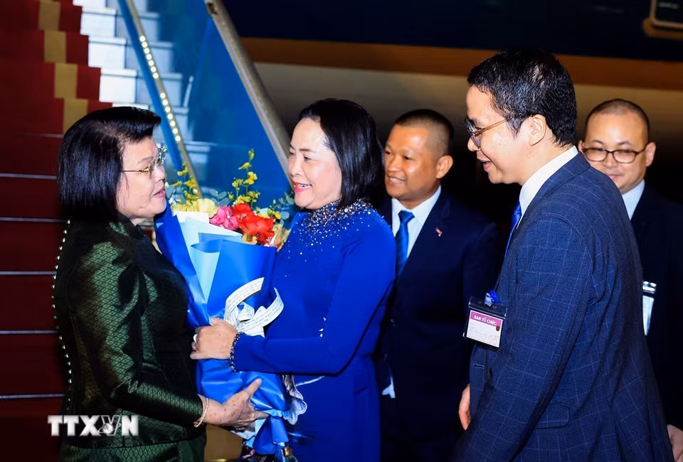 Phó Chủ tịch Quốc hội Nguyễn Thị Thanh đón Chủ tịch Quốc hội Campuchia Samdech Khuon Sudary tại sân bay quốc tế Nội Bài. (Ảnh: Tuấn Anh/TTXVN)