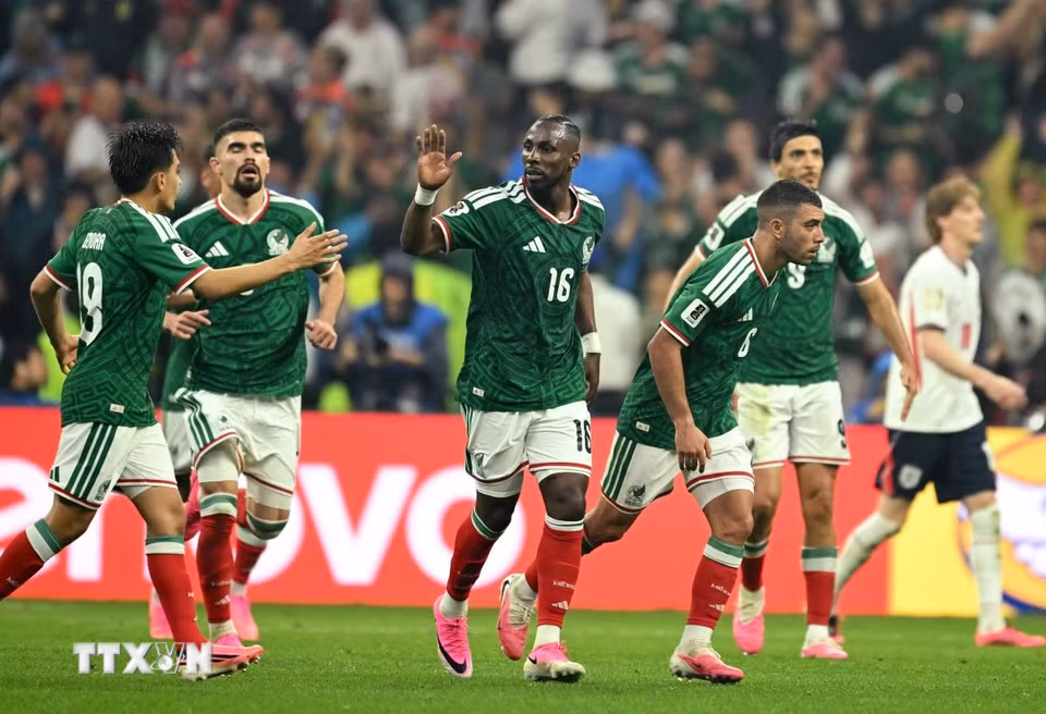 Tuy nhiên, chỉ 4 phút sau, Julian Quinones mang hy vọng về cho Mexico với bàn rút ngắn tỷ số 1-2. (Ảnh: AFP/TTXVN)