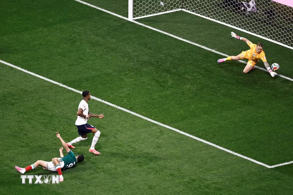 Mexico là đội có pha bóng nguy hiểm đầu tiên với cú đánh đầu của Raul Jimenez nhưng thủ thành Jordan Pickford đã xuất sắc cứu thua cho đội tuyển Anh. (Ảnh: AFP/TTXVN)