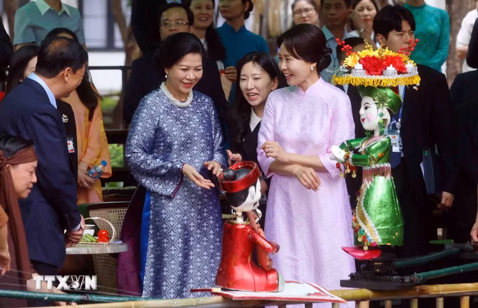 Phu nhân Tổng Bí thư, Chủ tịch nước và Phu nhân Tổng thống Hàn Quốc tham quan Bảo tàng dân tộc học- Ảnh 7.