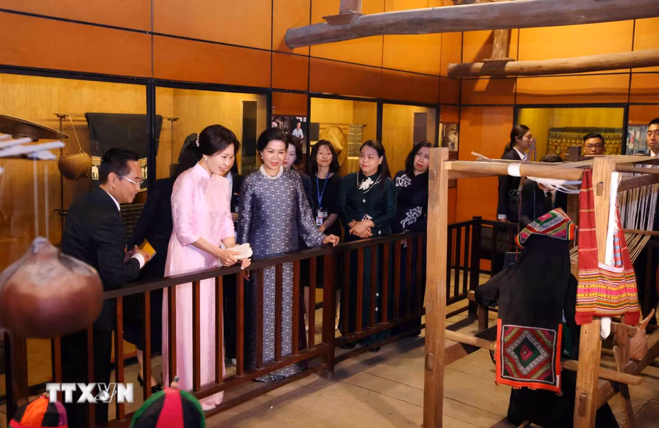 Phu nhân Tổng Bí thư, Chủ tịch nước và Phu nhân Tổng thống Hàn Quốc tham quan Bảo tàng dân tộc học- Ảnh 2.