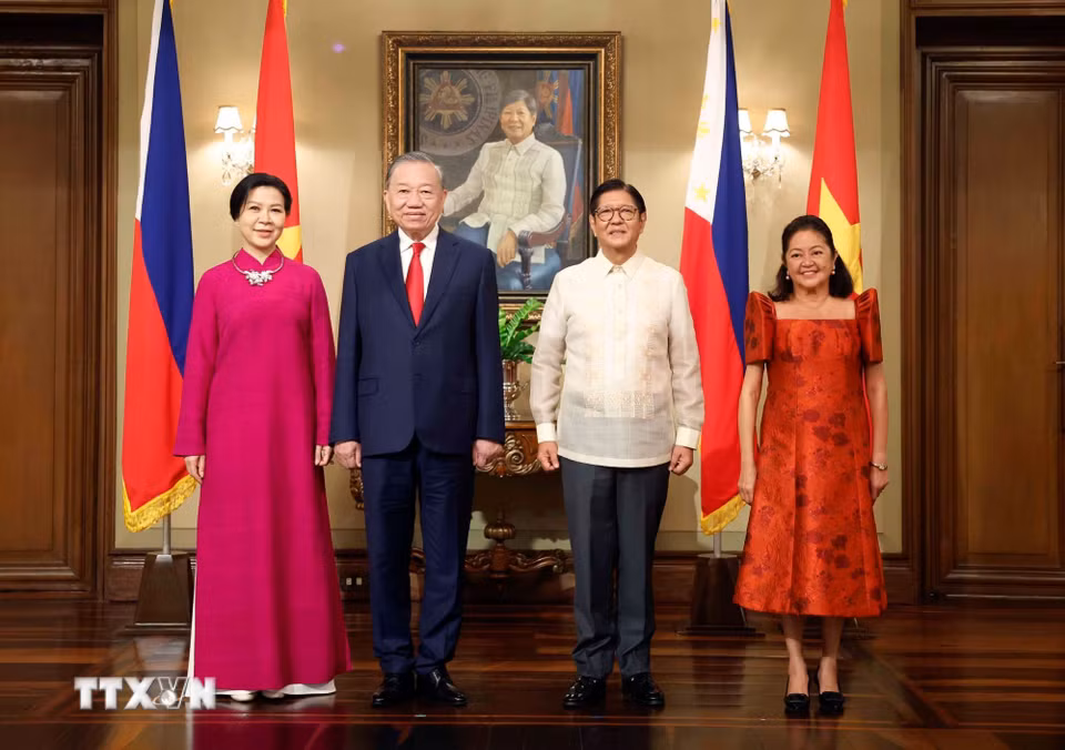 Tổng Bí thư, Chủ tịch nước Tô Lâm và Phu nhân cùng Tổng thống Philippines Ferdinand Romualdez Marcos Jr. và Phu nhân chụp ảnh chung. (Ảnh: Thống Nhất/TTXVN)