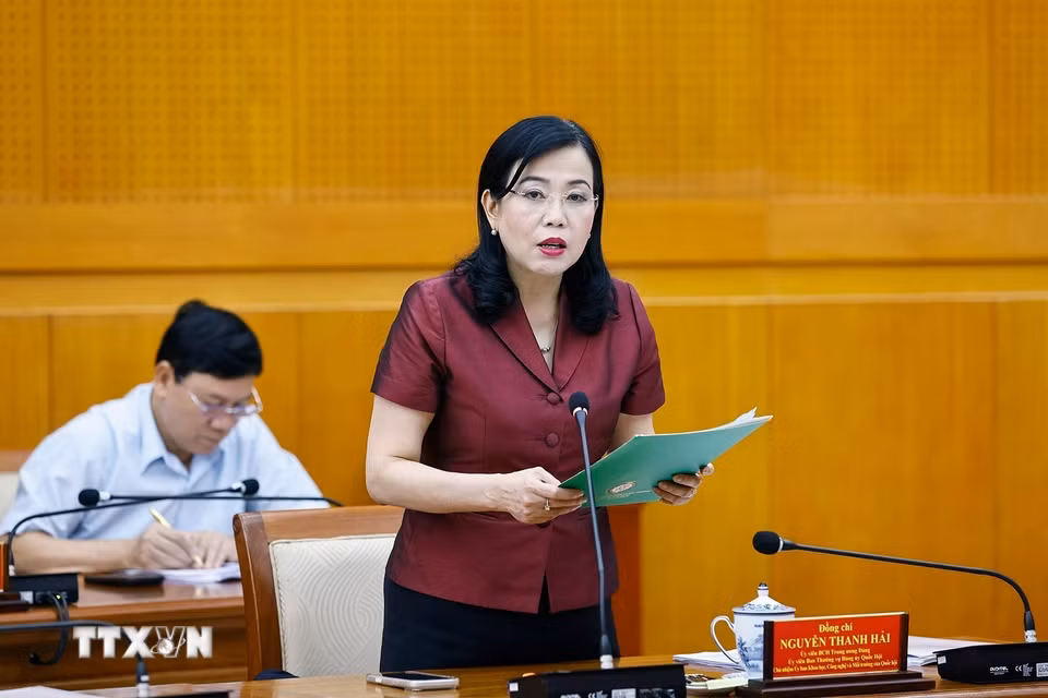 Đồng chí Nguyễn Thanh Hải, Ủy viên Ban Thường vụ Đảng ủy Quốc hội, Chủ nhiệm Ủy ban Khoa học, Công nghệ và Môi trường của Quốc hội, Phó Trưởng Đoàn thông qua Báo cáo tóm tắt kết quả giám sát của Đoàn Kiểm tra, giám sát số 11 của Bộ Chính trị. (Ảnh: Doãn Tấn/TTXVN)