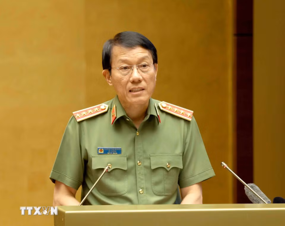Đồng chí Lương Tam Quang, Ủy viên Bộ Chính trị, Bộ trưởng Bộ Công an giới thiệu hai Chuyên đề: “Nghị quyết về xây dựng xã hội kỷ cương, an toàn, văn minh, hài hòa, phát triển” và “Nghị quyết về Chiến lược An ninh quốc gia.” (Ảnh: Phương Hoa/TTXVN)