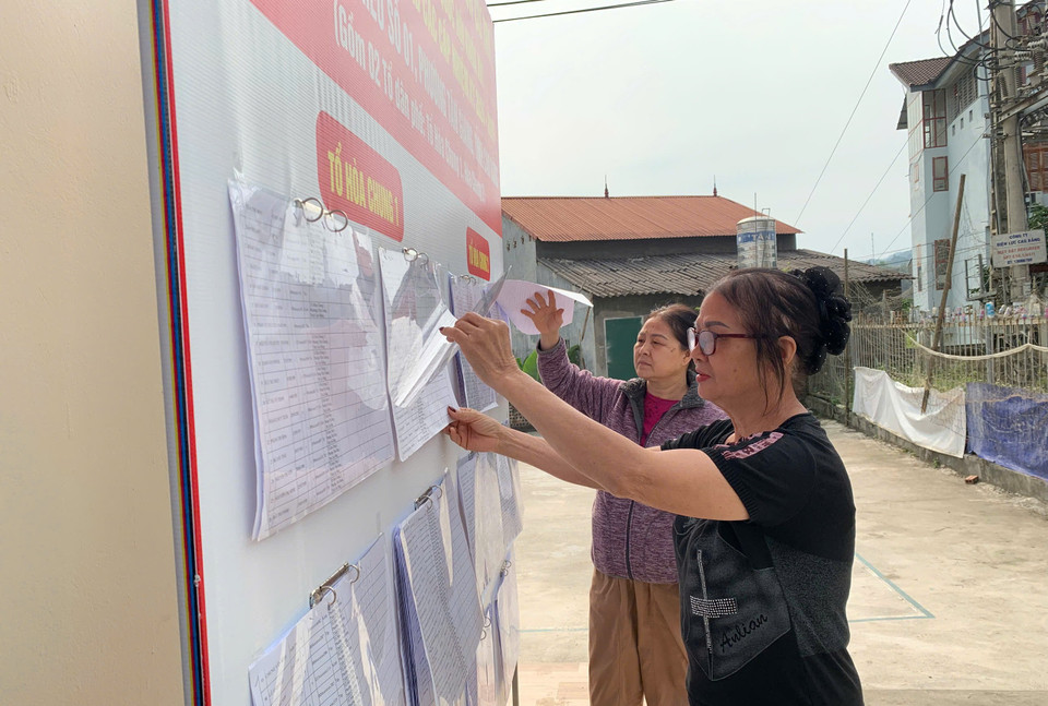 Danh sách cử tri được niêm yết công khai. (Ảnh: Vietnam+)