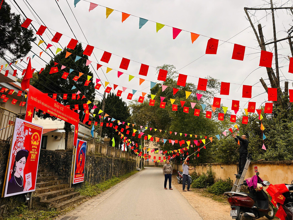 Người dân trang trí tại điểm bỏ phiếu tại phường Tân Giang, Cao Bằng. (Ảnh: Vietnam+)