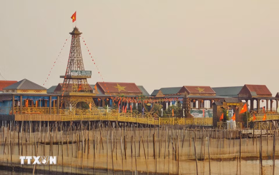 Phá Tam Giang với vẻ đẹp hoang sơ, lãng mạn lúc bình minh. (Ảnh: Văn Dũng/TTXVN)