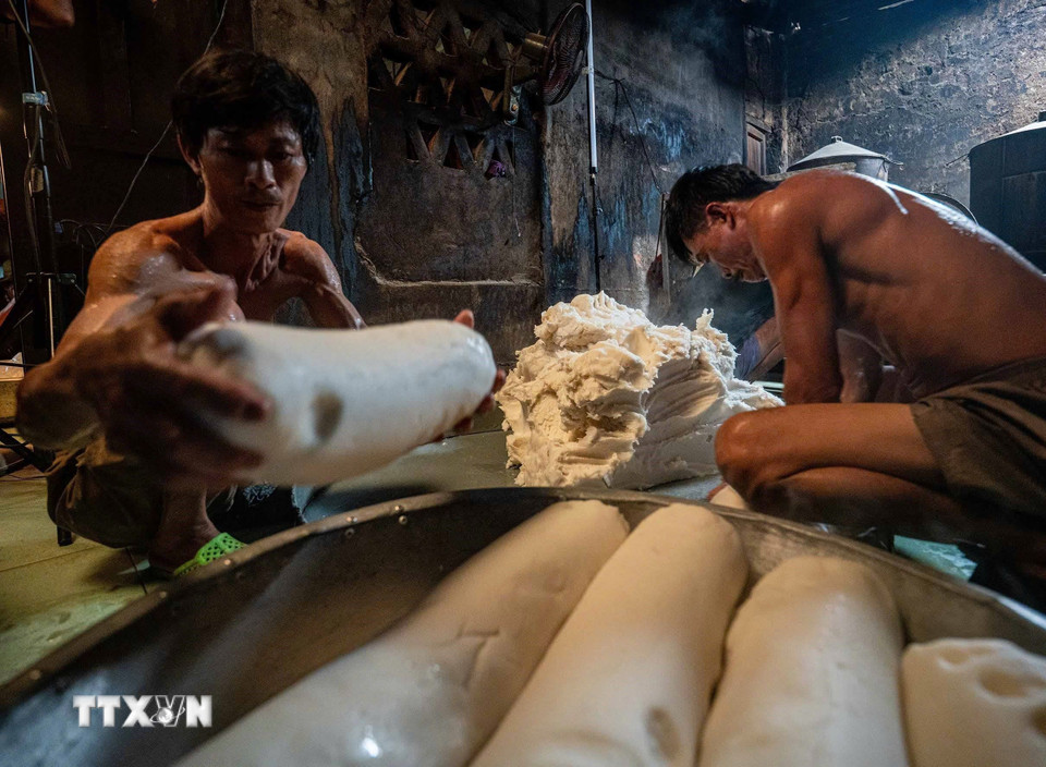 Bột gạo đã được ủ và hấp chín, nhào cho mịn rồi được tạo thành từng khối to hình trụ. (Ảnh: Khánh Hòa/TTXVN)