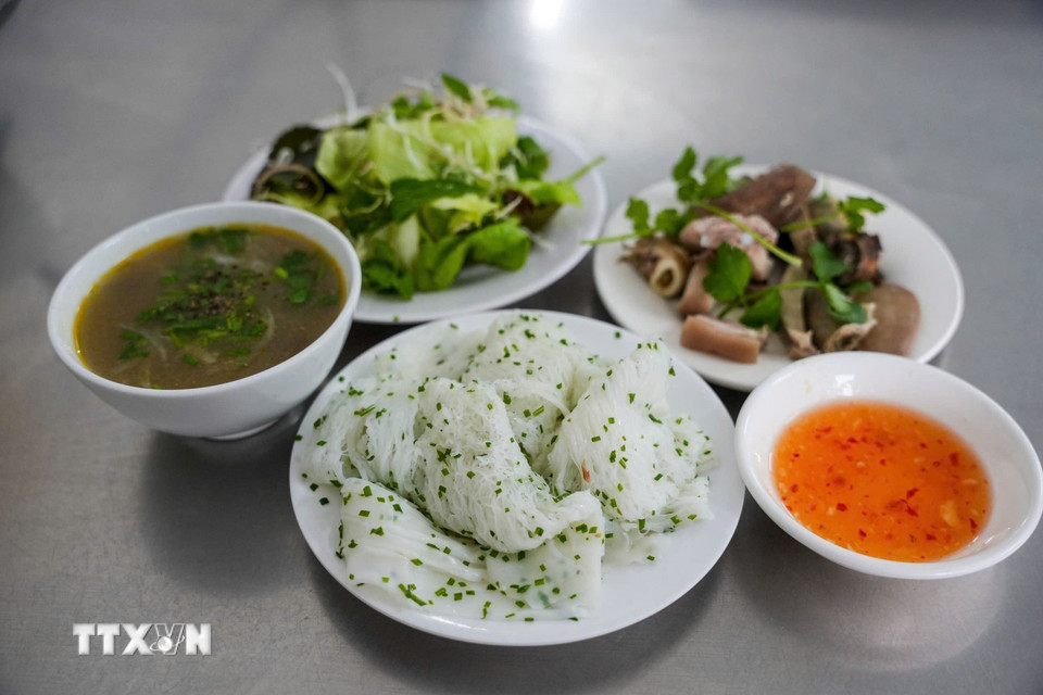 Một mẻ bánh ngon phải có cọng nhỏ như tăm tre, các miếng bánh không bị rời ra hay vón cục, khi ăn không bở và cảm nhận được vị ngọt của bột gạo, vị béo của dầu dừa, được dùng với lòng heo có đủ tim, gan, cật… kèm rau thơm với nước mắm cốt me. (Ảnh: Khánh Hòa/TTXVN)