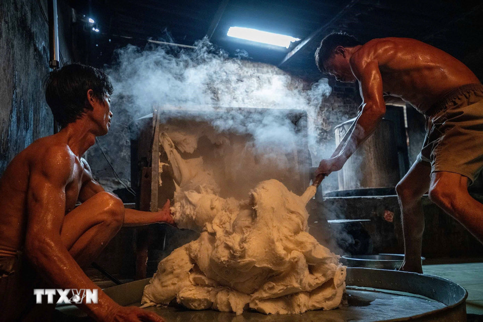 Công đoạn nhào bột. (Ảnh: Khánh Hòa/TTXVN)