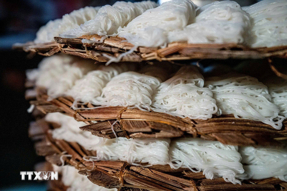 Mẻ bánh hỏi thành phẩm. (Ảnh: Khánh Hòa/TTXVN)