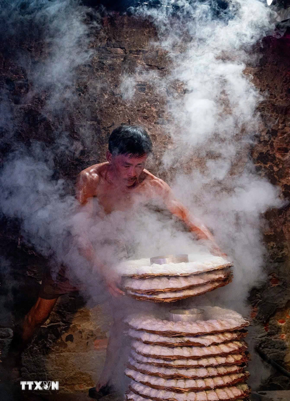 Những mẻ bánh còn nóng hổi vừa được hấp xong tại lò bánh hỏi truyền thống Lê Văn Chương ( Phú Long, phường Hàm Thắng, tỉnh Lâm Đồng). (Ảnh: Khánh Hòa/TTXVN)