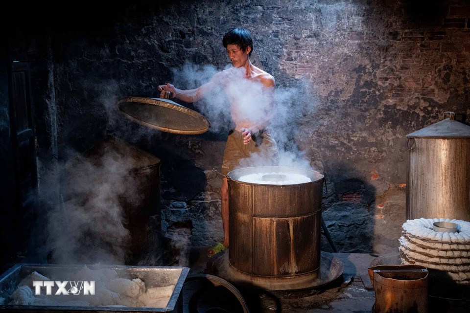 Quy trình hấp bánh tại lò. (Ảnh: Khánh Hòa/TTXVN)