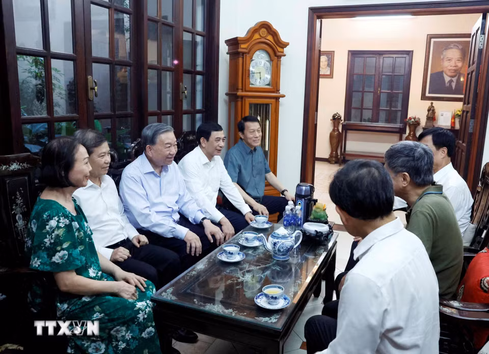 Bet8801234.com cá cược độc quyền, Chủ tịch nước Tô Lâm cùng Đoàn công tác của Trung ương thăm hỏi thân nhân Bet88.Com Link Nhà Cái Bet88 BMXCT Uy Tín Chủ tịch Hội đồng Bộ trưởng Phạm Hùng. (Ảnh: Thống Nhất/TTXVN)