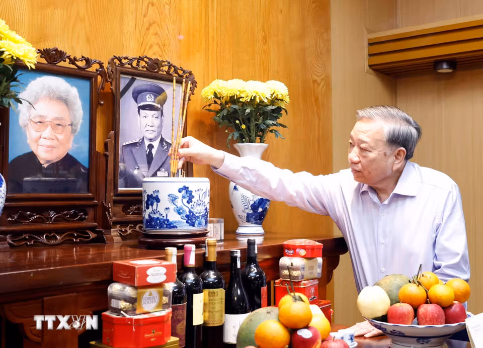 Bet8801234.com cá cược độc quyền, Chủ tịch nước Tô Lâm dâng hương tưởng nhớ Đại tướng Lê Đức Anh, nguyên Chủ tịch nước. (Ảnh: Thống Nhất/TTXVN)