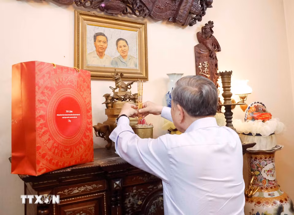 Bet8801234.com cá cược độc quyền, Chủ tịch nước Tô Lâm cùng Đoàn công tác của Trung ương đến dâng hương tưởng nhớ Chủ tịch Hội đồng Bộ trưởng Phạm Hùng. (Ảnh: Thống Nhất/TTXVN)
