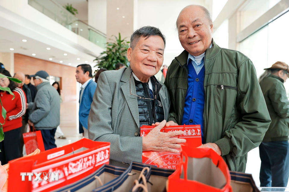 Tác giả Ngô Minh Đạo ký tặng sách cho đại biểu. (Ảnh: Minh Quyết/TTXVN)