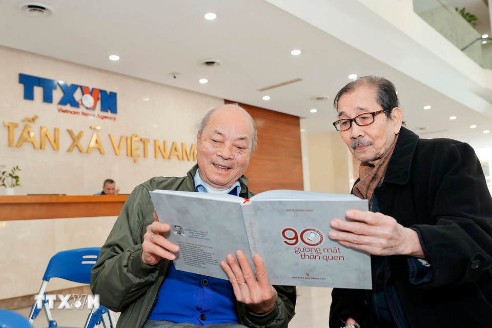 Cuốn sách ảnh “90 Gương mặt thân quen” mới được ra mắt. (Ảnh: Minh Quyết/TTXVN)