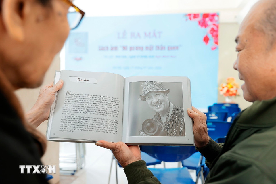 Cuốn sách ảnh “90 Gương mặt thân quen” mới được ra mắt. (Ảnh: Minh Quyết/TTXVN)