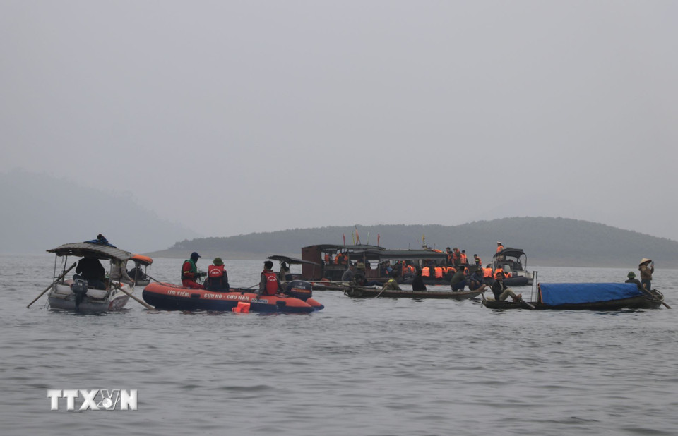 Các lực lượng chức năng tiếp tục tìm kiếm 5 nạn nhân mất tích còn lại. (Ảnh: Đinh Thùy/TTXVN)