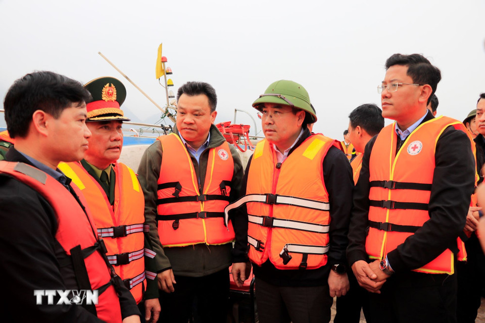 Chủ tịch UBND tỉnh Lào Cai Nguyễn Tuấn Anh trực tiếp chỉ đạo công tác khắc phục hậu quả vụ chìm thuyền. (Ảnh: Đinh Thùy/TTXVN)